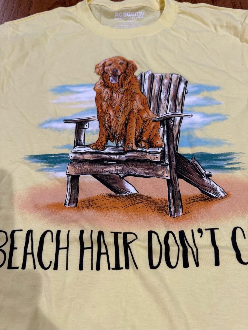 Pale Yellow Dog Graphic Tee with Golden Retriever Beach Print